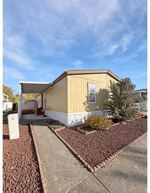 1570 S Peach St #106, Medford, OR 97501