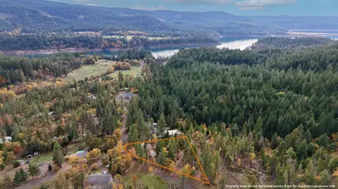 121 Horse Ranch Rd, Prospect, OR 97536