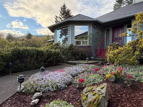 3115 Deer Trail Ln, Medford, OR 97501