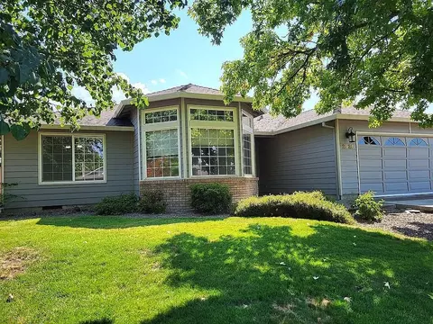 2926 Shasta Dr, Medford, OR 97504