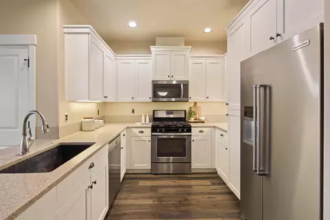 Kitchen - 20751 NE Boulderfield Ave, Bend, OR 97701 photo 2 of 4