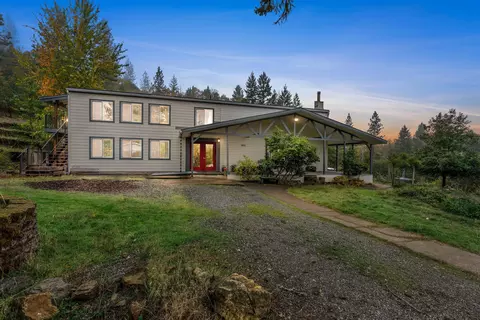 827 Summit Loop, Grants Pass, OR 97527