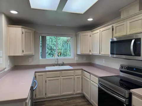 Kitchen - 276 Candis Dr, Eagle Point, OR 97524 photo 1 of 3