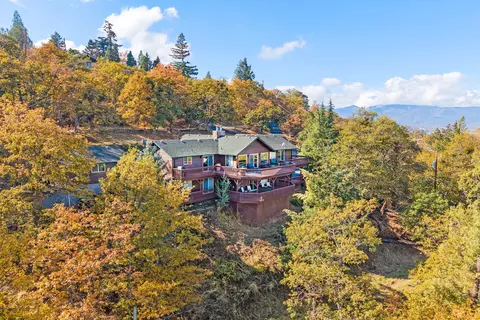 2070 Skyview Dr, Medford, OR 97501