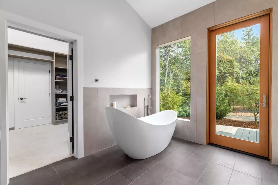 Bath - 1988 Old Siskiyou Hwy, Ashland, OR 97520 photo 5 of 6