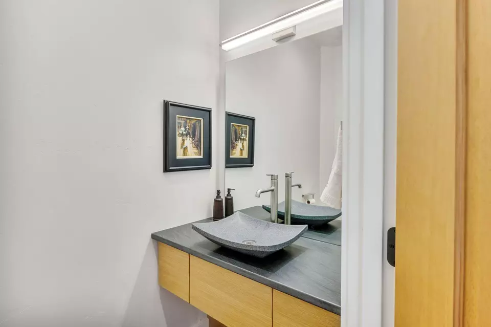 Bath - 1988 Old Siskiyou Hwy, Ashland, OR 97520 photo 3 of 6