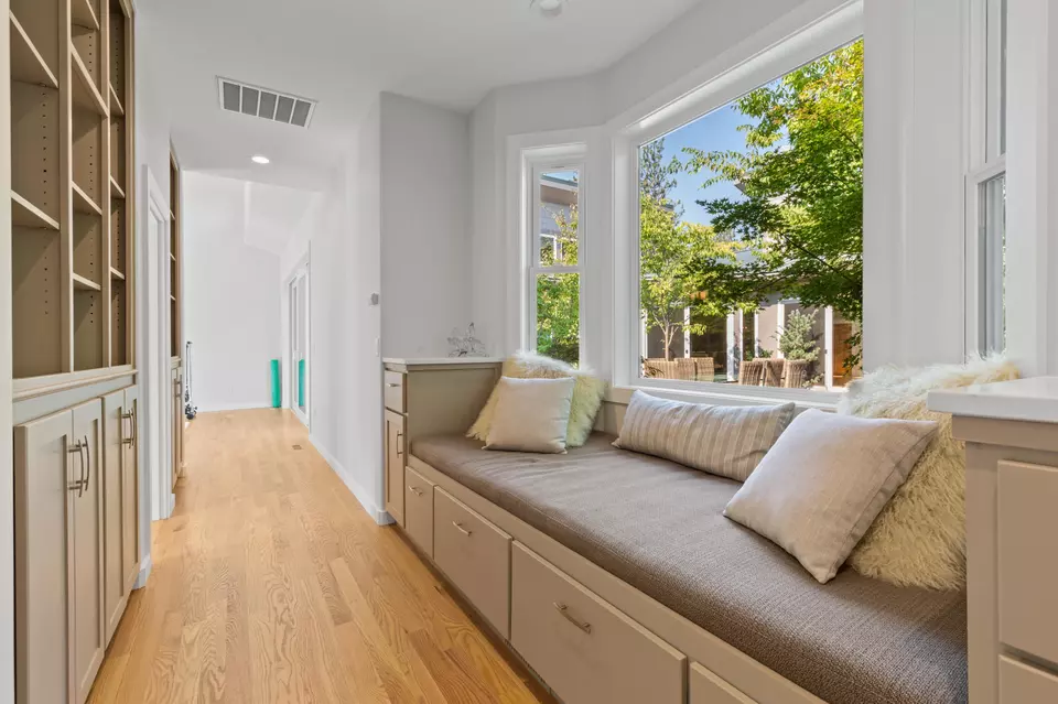 Entry Way - 1988 Old Siskiyou Hwy, Ashland, OR 97520 photo 5 of 7