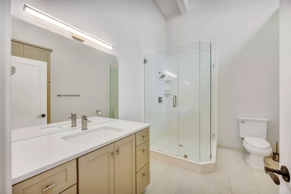 Bath - 1988 Old Siskiyou Hwy, Ashland, OR 97520 photo 2 of 6