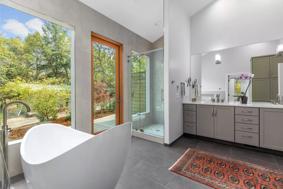 Bath - 1988 Old Siskiyou Hwy, Ashland, OR 97520 photo 4 of 6