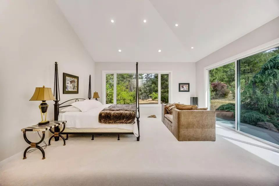 Bedroom - 1988 Old Siskiyou Hwy, Ashland, OR 97520 photo 2 of 4