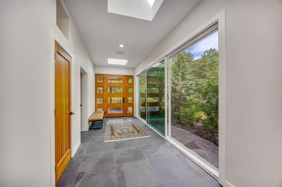 Entry Way - 1988 Old Siskiyou Hwy, Ashland, OR 97520 photo 2 of 7