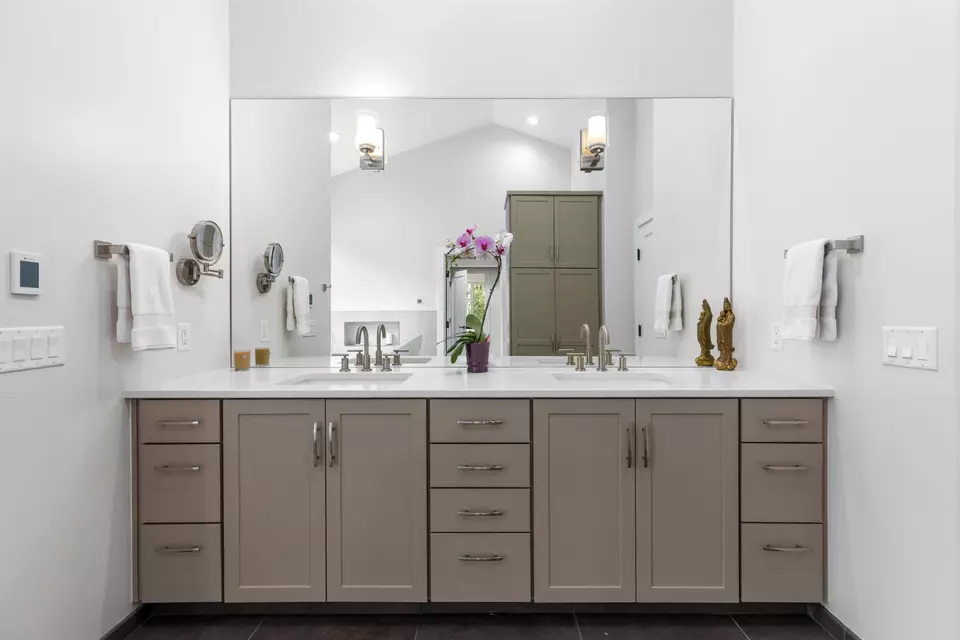 Bath - 1988 Old Siskiyou Hwy, Ashland, OR 97520 photo 6 of 6