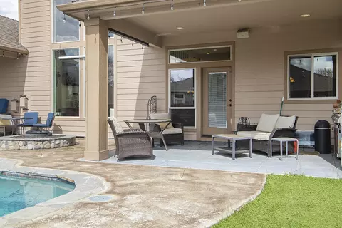 Exterior - 964 Pumpkin Ridge Dr, Eagle Point, OR 97524 photo 2 of 13