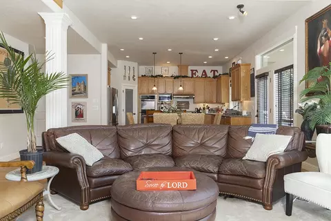 Living - 964 Pumpkin Ridge Dr, Eagle Point, OR 97524 photo 3 of 4