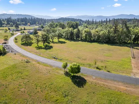 561 E Forks Cir, Cave Junction, OR 97523 photo 4