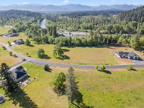 561 E Forks Cir, Cave Junction, OR 97523 photo 2
