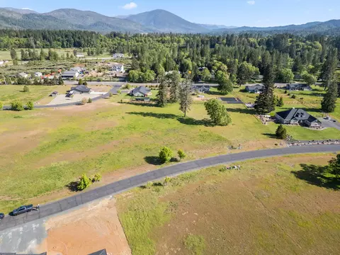 564 E Forks Cir, Cave Junction, OR 97523 photo 2