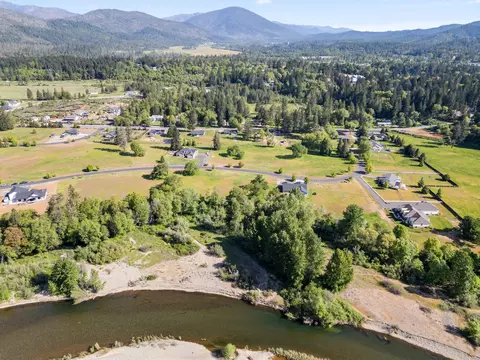 564 E Forks Cir, Cave Junction, OR 97523