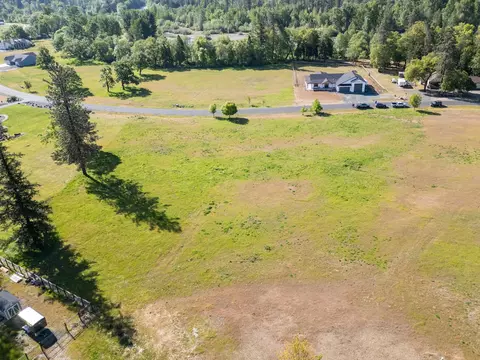 564 E Forks Cir, Cave Junction, OR 97523 photo 3