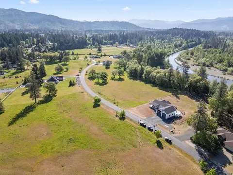 565 E Forks Cir, Cave Junction, OR 97523 photo 2