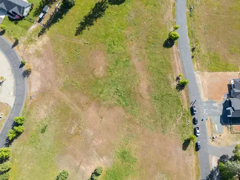 568 E Forks Cir, Cave Junction, OR 97523 photo 3