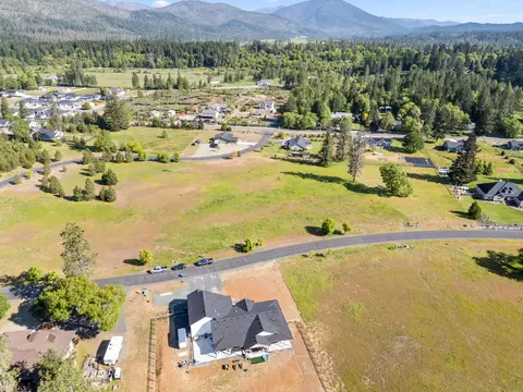 568 E Forks Cir, Cave Junction, OR 97523 photo 2