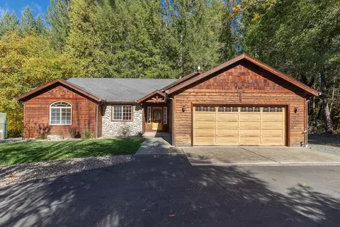 4027 Azalea Dr, Grants Pass, OR 97526