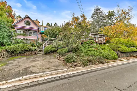 207 Hillcrest St, Ashland, OR 97520