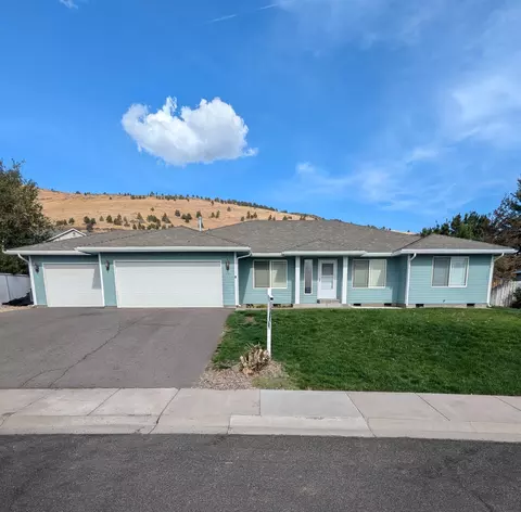 893 Rosemont Ct, Klamath Falls, OR 97603