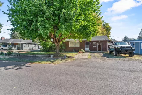 221 Ortega St, Eagle Point, OR 97524 photo 2
