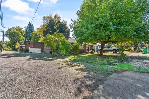 221 Ortega St, Eagle Point, OR 97524 photo 3