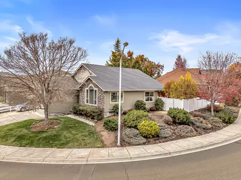View/Area - 1023 Highlands Dr, Eagle Point, OR 97524 photo 2 of 3