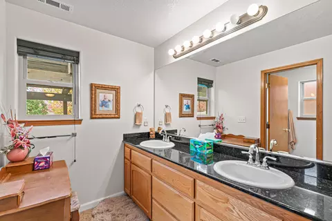 Bath - 1023 Highlands Dr, Eagle Point, OR 97524 photo 1 of 2