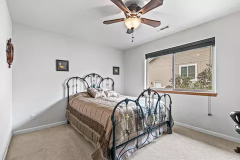 Bedroom - 1023 Highlands Dr, Eagle Point, OR 97524 photo 2 of 3