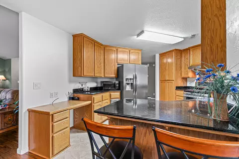 Kitchen - 1023 Highlands Dr, Eagle Point, OR 97524 photo 2 of 4