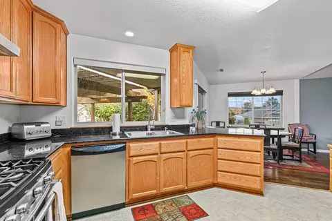 Kitchen - 1023 Highlands Dr, Eagle Point, OR 97524 photo 4 of 4