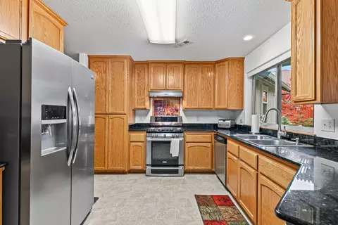 Kitchen - 1023 Highlands Dr, Eagle Point, OR 97524 photo 3 of 4