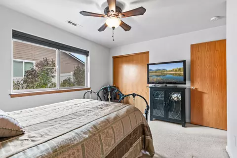 Bedroom - 1023 Highlands Dr, Eagle Point, OR 97524 photo 3 of 3