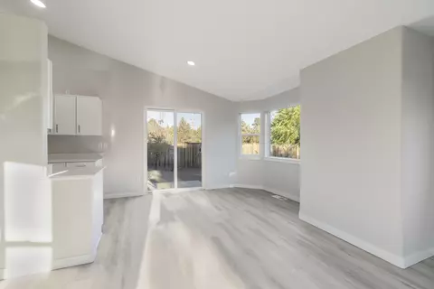 Living - 3362 NE Collier Ct, Bend, OR 97701 photo 3 of 6
