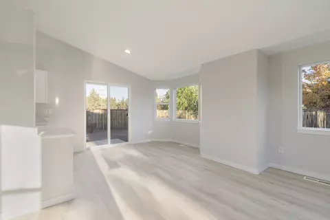 Living - 3362 NE Collier Ct, Bend, OR 97701 photo 2 of 6