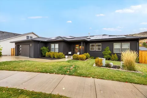 4765 Hathaway Dr, Medford, OR 97504