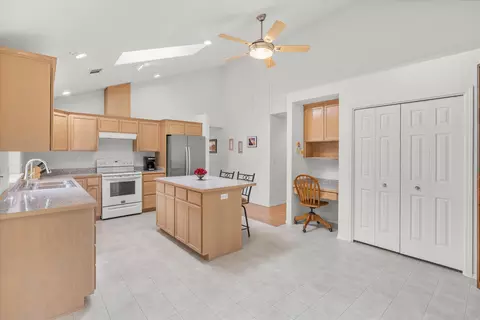 Kitchen - Undisclosed, Phoenix, OR 97535 photo 3 of 4