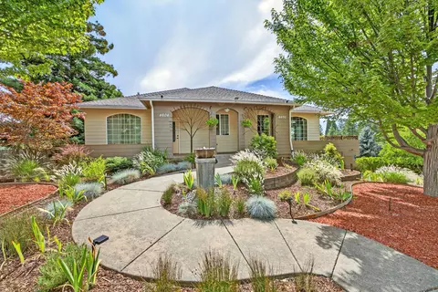 4604 Cloudcrest Dr, Medford, OR 97504