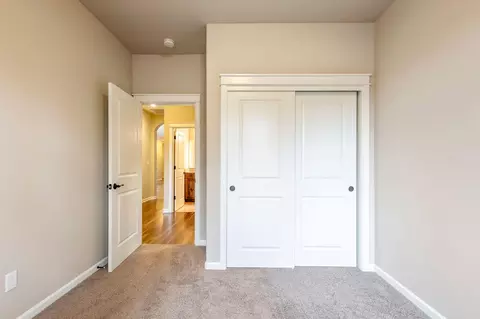 Bedroom - 60383 Hedgewood Ln, Bend, OR 97702 photo 6 of 6