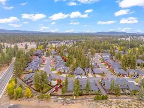 View/Area - 60383 Hedgewood Ln, Bend, OR 97702 photo 4 of 6