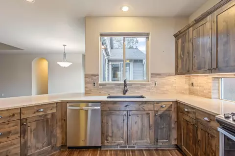 Kitchen - 60383 Hedgewood Ln, Bend, OR 97702 photo 2 of 3