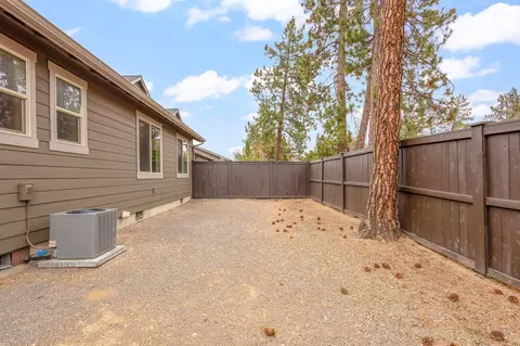 Exterior - 60383 Hedgewood Ln, Bend, OR 97702 photo 6 of 9
