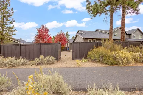 Exterior - 60383 Hedgewood Ln, Bend, OR 97702 photo 7 of 9