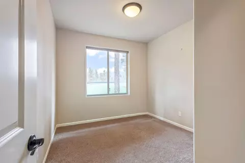 Bedroom - 60383 Hedgewood Ln, Bend, OR 97702 photo 3 of 6