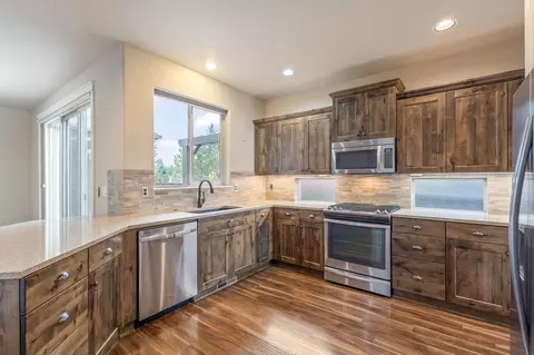 Kitchen - 60383 Hedgewood Ln, Bend, OR 97702 photo 1 of 3